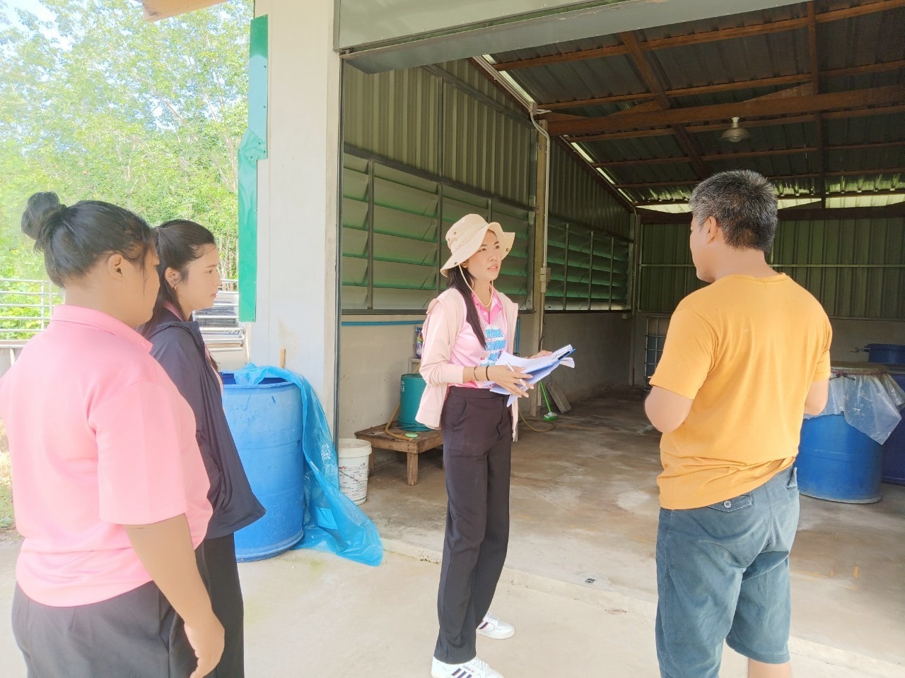 🗓️วันที่ 5 สิงหาคม 2568 เวลา 09.00 น.
🤝นายบุญยฤทธิ์ แดงรักษา ปลัด อบต. ปฏิบัติหน้าที่นายก อบต.ร่อนทอง มอบหมายให้ น.ส.ธัญวรัตน์ ทองเงิน นักวิชาการสาธารณสุขชำนาญการ พร้อมด้วยเจ้าหน้าที่กองสาธารณสุขฯ ลงพื้นที่ตรวจสอบกิจการที่เป็นอันตราย จำนวน 5 กิจการ เพื่อประกอบการออกใบอนุญาตกิจการที่เป็นอันตรายต่อสุขภาพ ตาม พรบ.การสาธารณสุข พ.ศ.2535