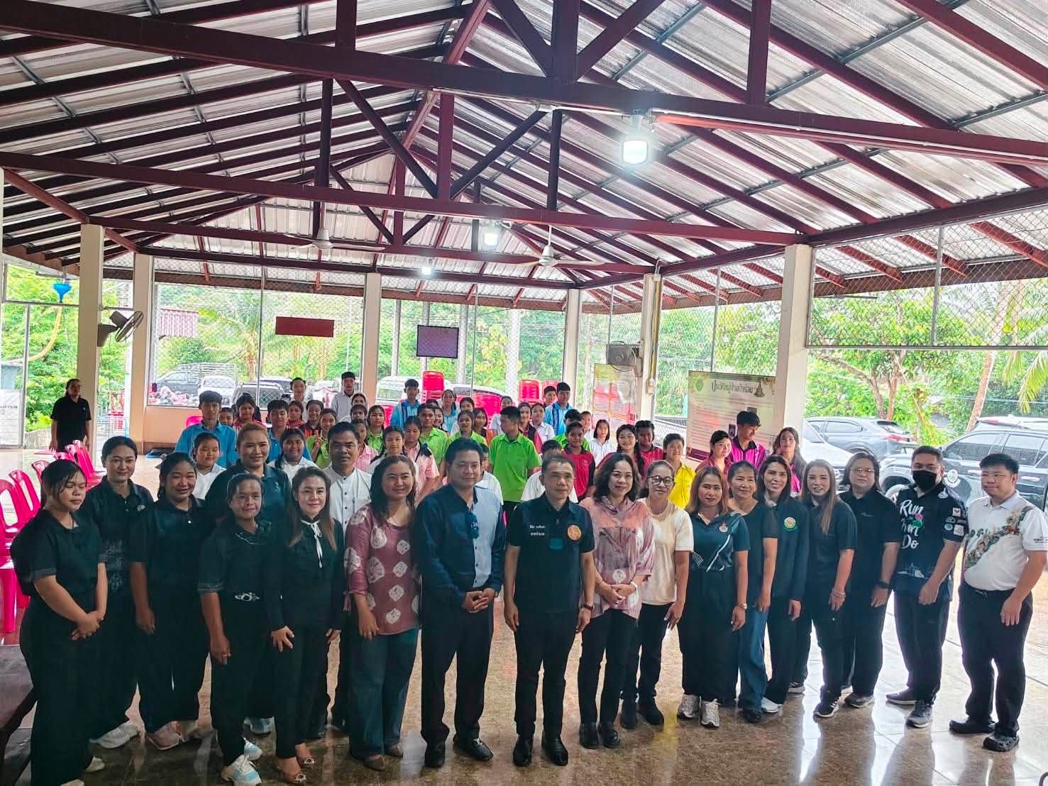 🗓️วันศุกร์ที่ 3 กรกฎาคม 2569 
🏫อบต.ร่อนทอง สนับสนุนเด็กและเยาวชน จากสภาเด็กและเยาวชนตำบลร่อนทอง และโรงเรียนในพื้นที่ อบต.ร่อนทอง ทั้ง 3 แห่ง (โรงเรียนบ้านวังน้ำเขียว,โรงเรียนบ้านคลองลอย ,โรงเรียนบ้านทุ่งเชือก) 
🧶เข้าร่วม โครงการเรียนรู้ภูมิปัญญาท้องถิ่น สู่ปั้นอาชีพผ้ามัดย้อม (ดินแร่ทองคำ) 👕
📍ณ ศาลาอเนกประสงค์ หมู่ที่ 6 บ้านป่าร่อน และคาฟ่บ้านฝั่งคลองแคมป์ & ร่อนทอง
📌จัดโดย สภาเด็กและเยาวชนอำเภอบางสะพาน ร่วมกับอำเภอบางสะพาน และบ้านพักเด็กจังหวัดประจวบคีรีขันธ์ 🔹โดย นายนิมิต วงษ์จินดา นายอำเภอบางสะพาน เป็นประธานพิธีเปิดโครงการ